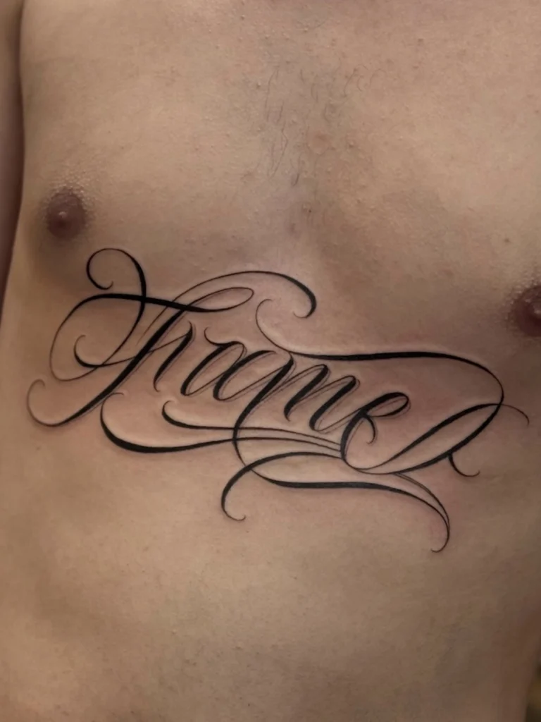 Handgeschriebenes Lettering Tattoo auf der Brust, Obsessed Tattoo Studio Luzern